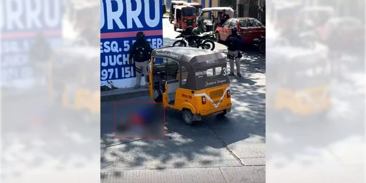 Fotos: Redes sociales // El cuerpo del mototaxista quedó junto a la unidad del grupo MOSI, antes de ser retirado por familiares, en la Segunda Sección de Juchitán.