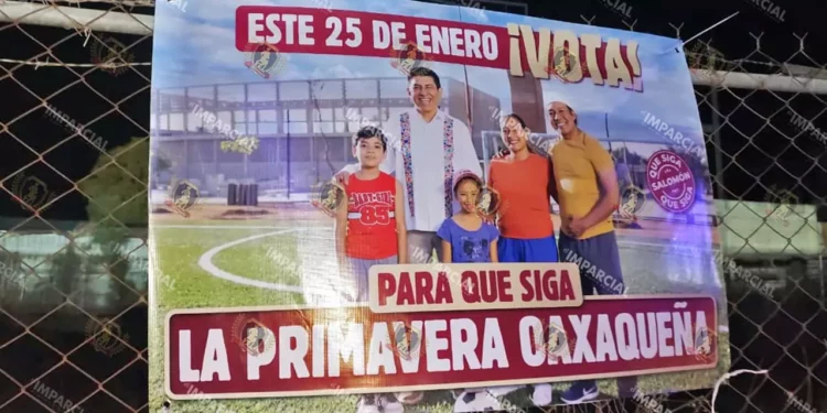 Foto: Carlos Castellanos // Oposición califica de aberrantes dispendio el gasto para la revocación de mandato. Los espectaculares, un ejemplo.
