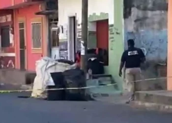 Foto: Redes sociales // Personal de la Fiscalía de Oaxaca realizó las diligencias en la vivienda donde fueron ejecutadas tres personas en la Segunda Sección de Juchitán.