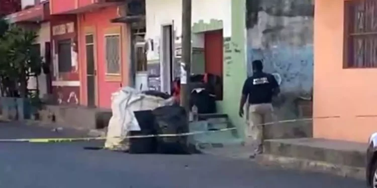 Foto: Redes sociales // Personal de la Fiscalía de Oaxaca realizó las diligencias en la vivienda donde fueron ejecutadas tres personas en la Segunda Sección de Juchitán.