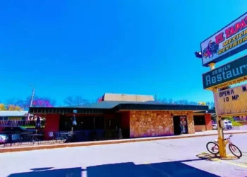 Agentes del ICE comen en restaurante mexicano, después arrestan a empleados