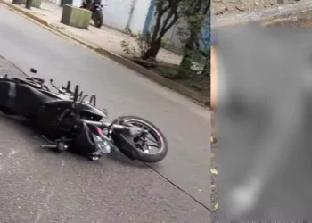 Elementos de seguridad acordonan la Avenida Ferrocarril tras el accidente donde un motociclista perdió la vida en la colonia Santa Anita. Fotos: Redes sociales