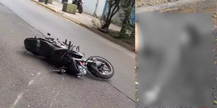 Elementos de seguridad acordonan la Avenida Ferrocarril tras el accidente donde un motociclista perdió la vida en la colonia Santa Anita. Fotos: Redes sociales