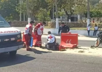 Conductor huye tras atropellar a motociclista en la Carretera Transístmica, en Salina Cruz