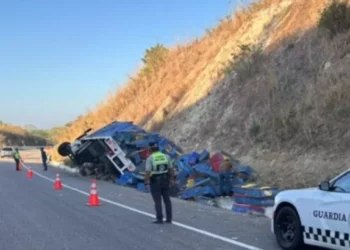VIDEO | Drama en la supercarretera de Oaxaca: Camión de carga vuelca y deja conductor lesionado