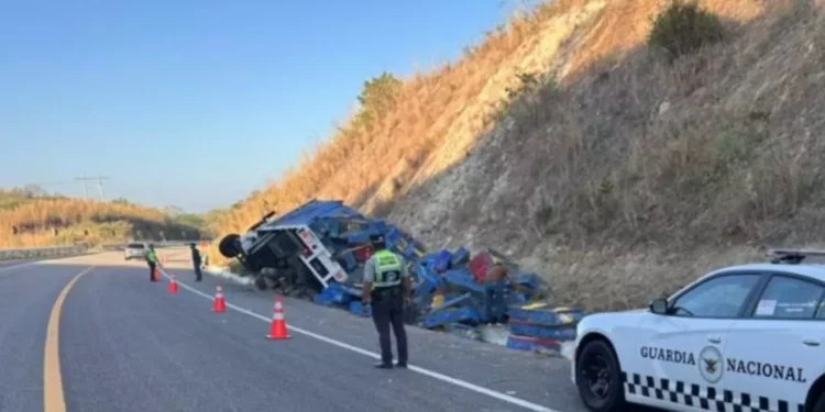VIDEO | Drama en la supercarretera de Oaxaca: Camión de carga vuelca y deja conductor lesionado