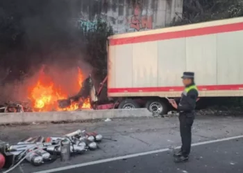 VIDEO | Choque e incendio de tráiler genera caos en autopista México-Toluca
