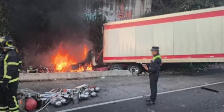 VIDEO | Choque e incendio de tráiler genera caos en autopista México-Toluca