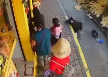 VIDEO | Salvaje atropellamiento de motociclista en calles de Nochixtlán