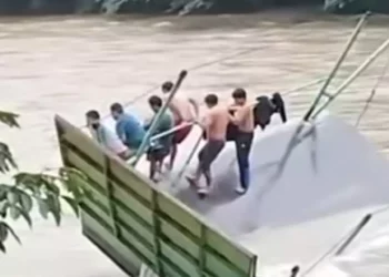 VIDEO | Al borde de la tragedia: docentes quedan a la deriva en el río grande de Usila