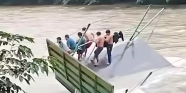 VIDEO | Al borde de la tragedia: docentes quedan a la deriva en el río grande de Usila