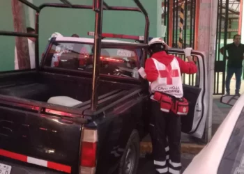 Una camioneta de la agencia de San Felipe terminó estrellada contra la pared del mercado Cuarto Centenario; un hombre y una mujer resultaron lesionados.