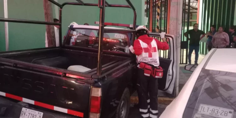Una camioneta de la agencia de San Felipe terminó estrellada contra la pared del mercado Cuarto Centenario; un hombre y una mujer resultaron lesionados.