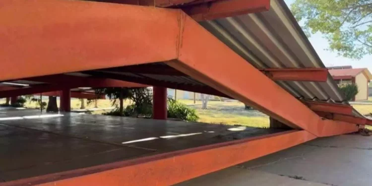 Foto: Gobierno de Oaxaca // Cayó el domo de la Secundaria Técnica 113 de La Ventosa.