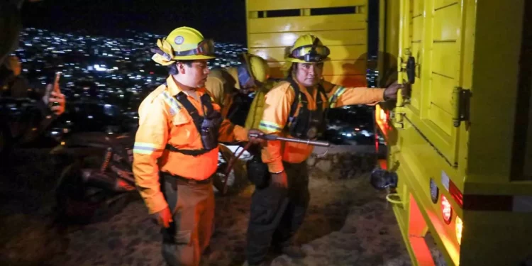 Foto: Gobierno de Oaxaca // Cuadrilla de bomberos que sofocó anoche el incendio en El Crestón.
