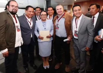 Representantes de 58 partidos estatales en una reunión con la secretaria de Gobernación, Rosa Icela Rodríguez, respecto a la Reforma Electoral.