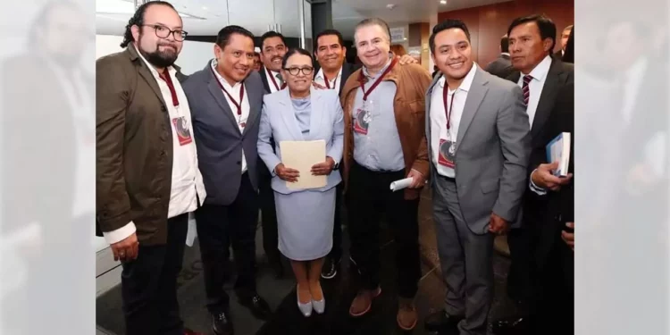 Representantes de 58 partidos estatales en una reunión con la secretaria de Gobernación, Rosa Icela Rodríguez, respecto a la Reforma Electoral.