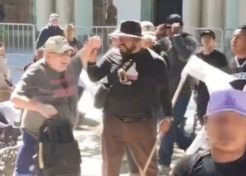 VIDEO | Confrontación entre turista estadounidense y manifestantes genera tensión en el Zócalo de Oaxaca