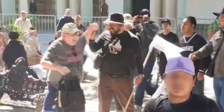 VIDEO | Confrontación entre turista estadounidense y manifestantes genera tensión en el Zócalo de Oaxaca