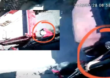 VIDEO | Camioneta de materiales se desliza sin control y embiste a trabajador en la colonia Del Maestro