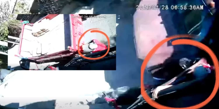 VIDEO | Camioneta de materiales se desliza sin control y embiste a trabajador en la colonia Del Maestro