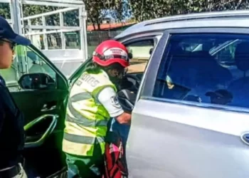 Abuelito sorprendido por la muerte impacta su auto contra camioneta camino a El Rosario