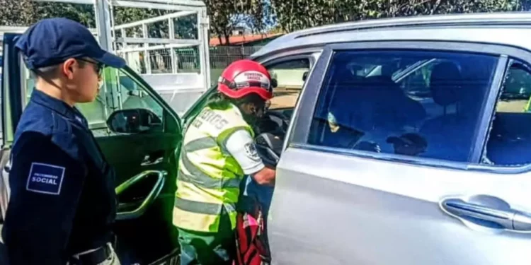Abuelito sorprendido por la muerte impacta su auto contra camioneta camino a El Rosario