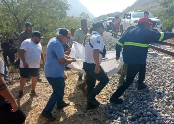 Foto: redes sociales // Levantamiento de cuerpos y heridos del descarrilamiento del tren Transístmico.