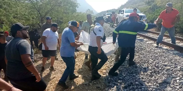 Foto: redes sociales // Levantamiento de cuerpos y heridos del descarrilamiento del tren Transístmico.