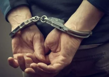 Ante la flagrancia, los agentes procedieron al aseguramiento del individuo y de los indicios hallados.