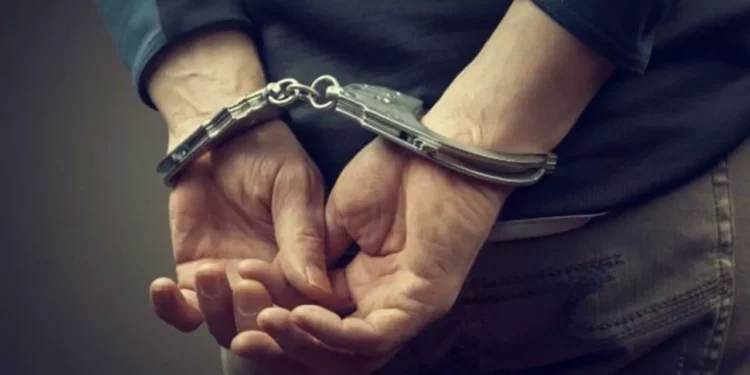 Ante la flagrancia, los agentes procedieron al aseguramiento del individuo y de los indicios hallados.
