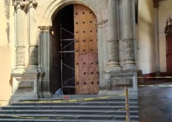 Entre lijas y barniz, restauran puerta lateral de la Catedral de Oaxaca