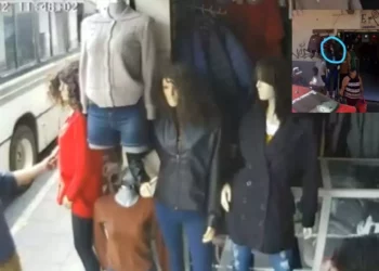 VIDEO | “No sigas enojada conmigo”: el diálogo surrealista de gritón de camión urbano con un maniquí en Oaxaca