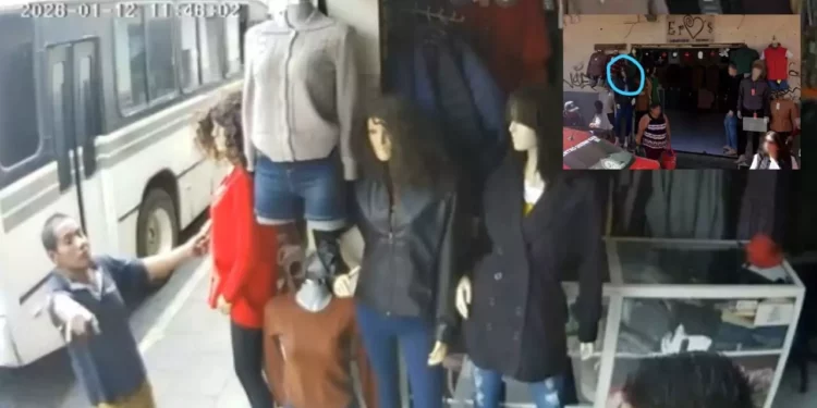 VIDEO | “No sigas enojada conmigo”: el diálogo surrealista de gritón de camión urbano con un maniquí en Oaxaca