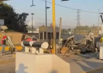 Tráiler cargado con sandías se impacta contra caseta de Tepotzotlán tras intento de asalto