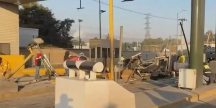 Tráiler cargado con sandías se impacta contra caseta de Tepotzotlán tras intento de asalto
