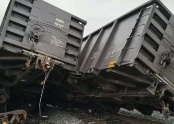 Ocho vagones de tren se descarrilan en Sonora; cisternas de jarabe de maíz no representan peligro