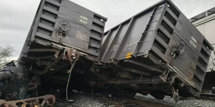 Ocho vagones de tren se descarrilan en Sonora; cisternas de jarabe de maíz no representan peligro