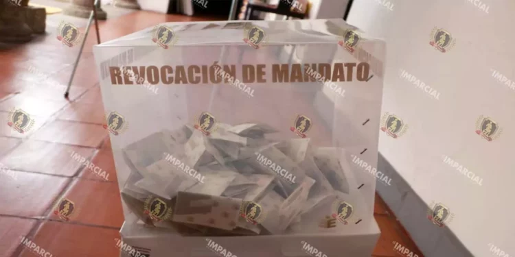 Foto: Adrián Gaytán // Acarreo, urnas embarazadas con boletas marcadas, “incidencias en la revocación”.
