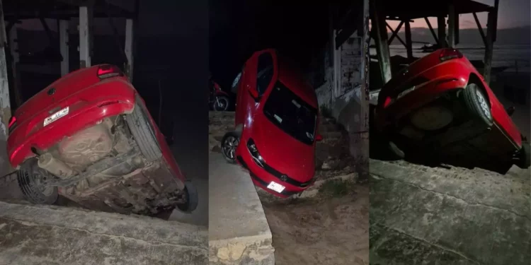 Conductor invade andador turístico y abandona su vehículo varado en Mazunte