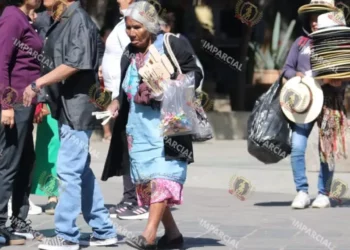 Adultas mayores venden para sobrevivir en el corazón turístico de Oaxaca