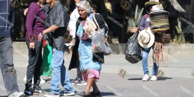 Adultas mayores venden para sobrevivir en el corazón turístico de Oaxaca