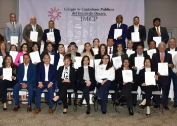Fotos: Rubén Morales // Entrega CCPEO constancias y certificados profesionales.