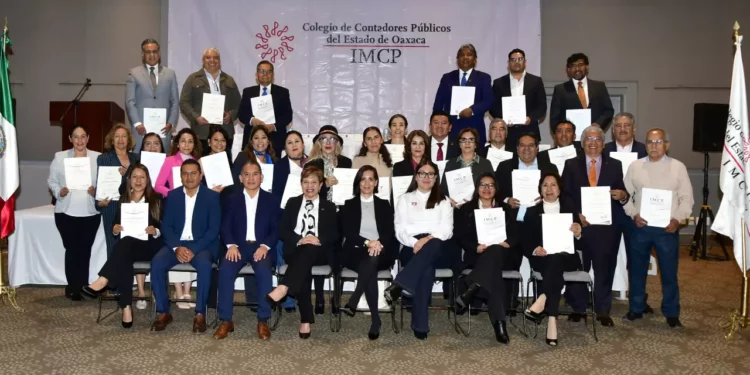 Fotos: Rubén Morales // Entrega CCPEO constancias y certificados profesionales.