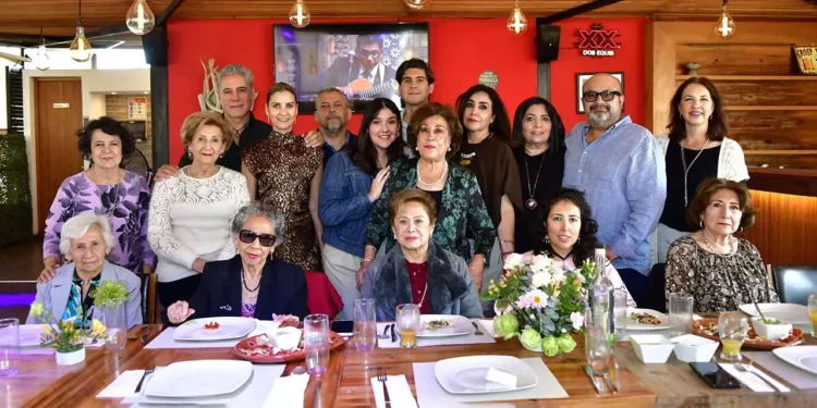 Fotos: Rubén Morales // Amistades y familiares hicieron pasar un día inolvidable a Estelita Linares.