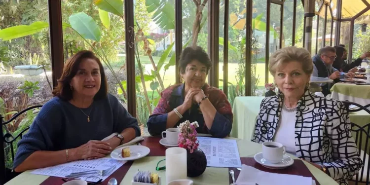 Cheli Pradal, Margarita Ibarra y Tethé Fernández muy felices de cultivar tan grata amistad.