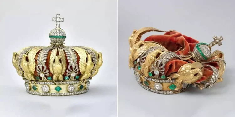 Conserva las 56 esmeraldas que la componen y solo ha perdido una decena de diamantes, de tamaño muy pequeño.