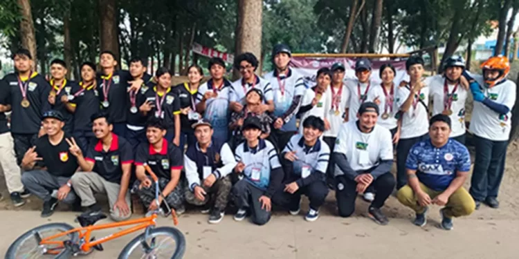 Dos jóvenes ciclistas huajuapeños lograron la medalla de plata en la eliminatoria estatal de los CONADE 2026.