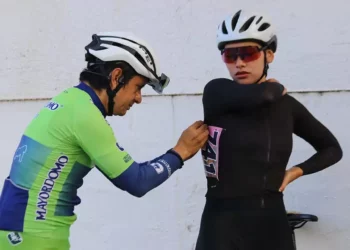 Fotos: Leobardo García Reyes // El ciclismo es también apoyarse uno al otro.