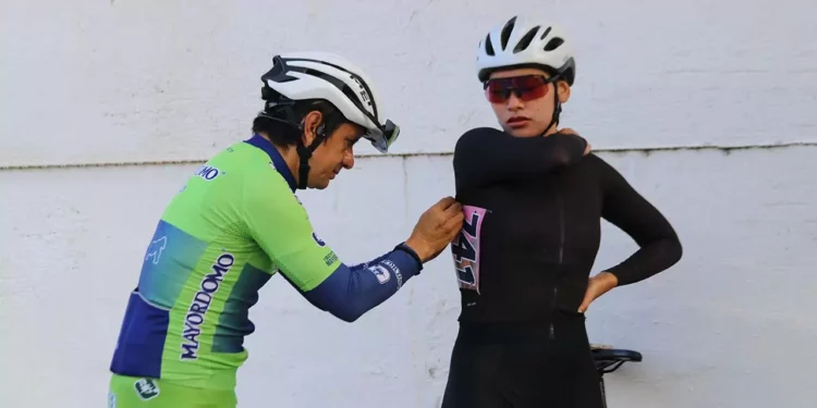 Fotos: Leobardo García Reyes // El ciclismo es también apoyarse uno al otro.